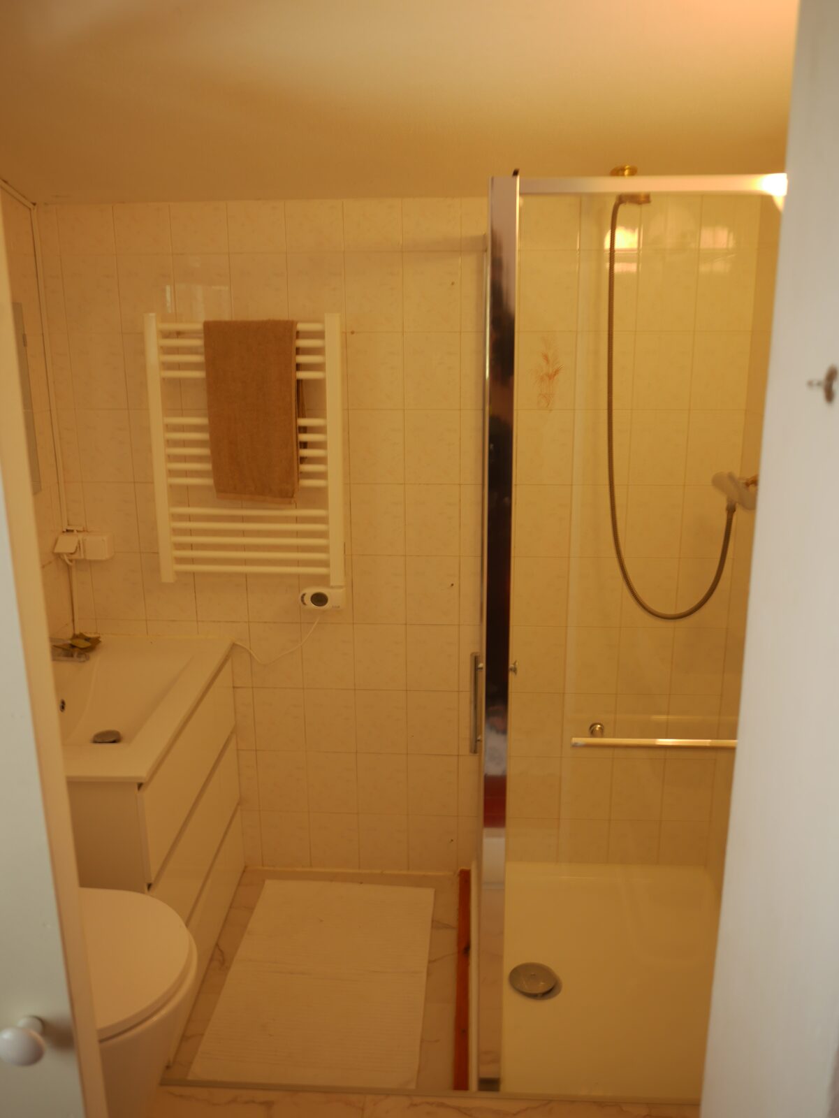Lower flat bathroom