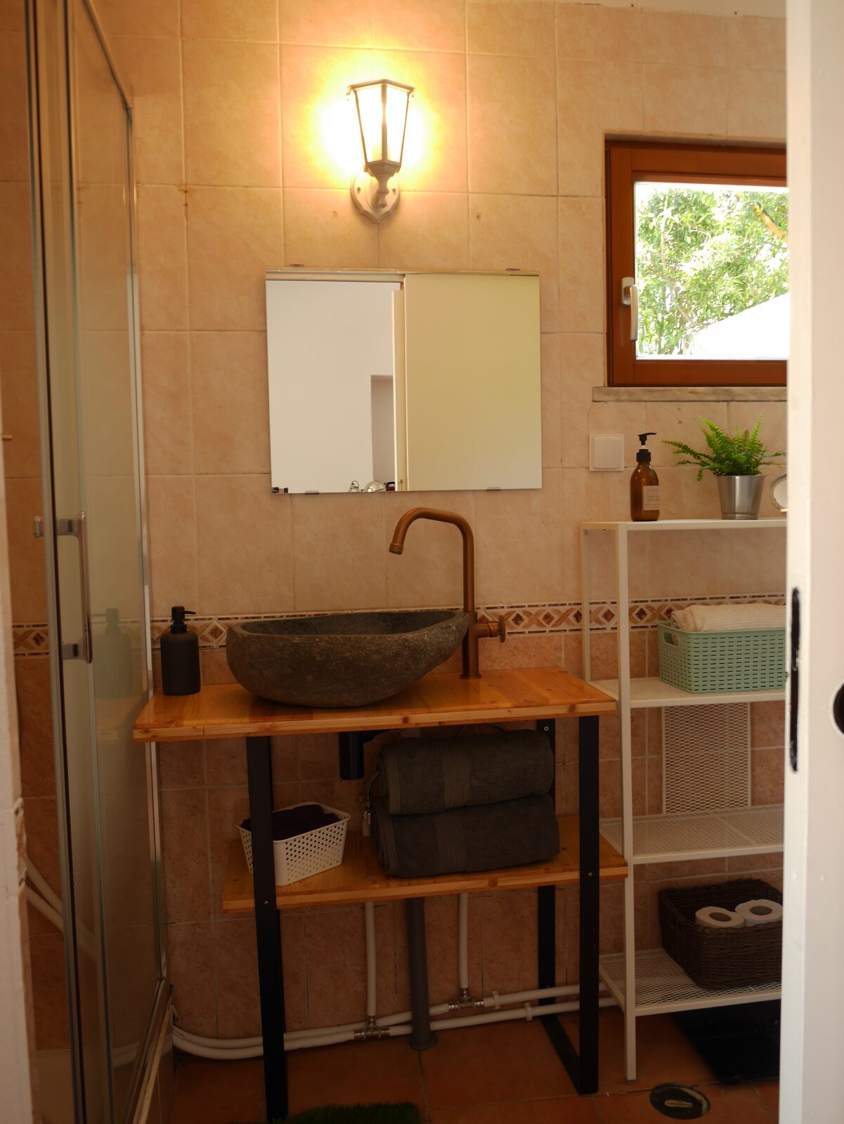 Middle flat bathroom